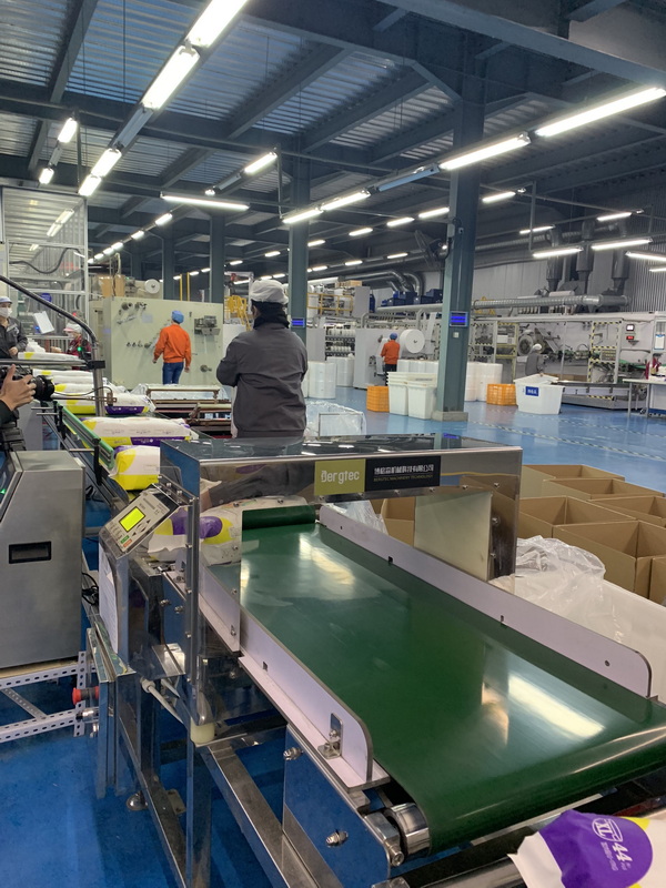sowohl Babywindeln als auch Windelhöschen in Großproduktion
